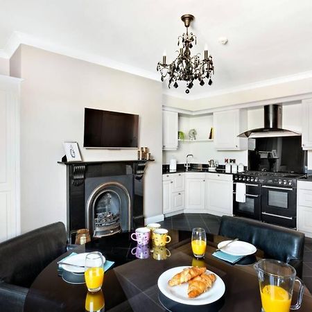 Central Harrogate Townhouse Apartment With Parking Eksteriør billede