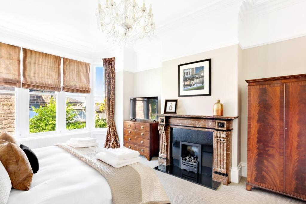 Central Harrogate Townhouse Apartment With Parking Eksteriør billede