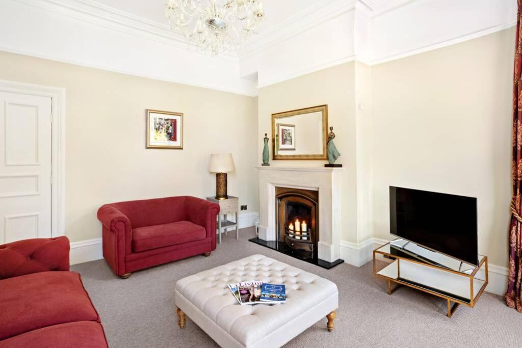 Central Harrogate Townhouse Apartment With Parking Eksteriør billede