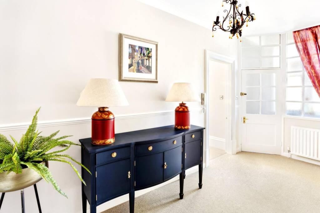 Central Harrogate Townhouse Apartment With Parking Eksteriør billede
